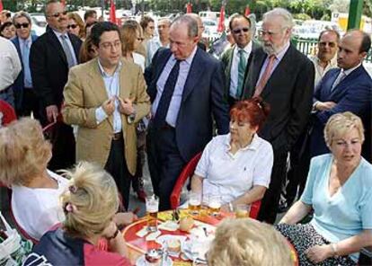 El vicepresidente del Gobierno Rodrigo Rato (en el centro), durante un acto electoral en Madrid.