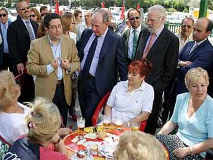 El vicepresidente del Gobierno Rodrigo Rato (en el centro), durante un acto electoral en Madrid.