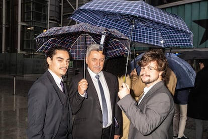 En el centro, Miguel Ángel Beltrán, a la izquierda su hijo Miguel Ángel y a la derecha su yerno, Guillermo Pavón, en la cola del Wizink, el lunes. 