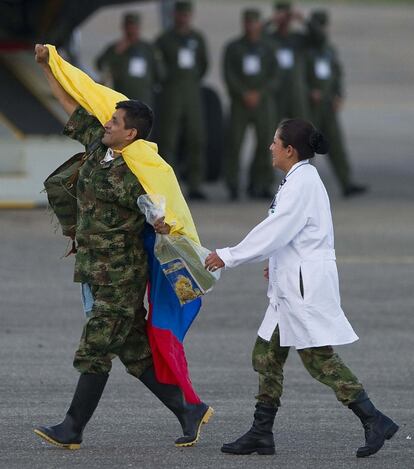 Los cuatro militares y seis policías liberados llevaban secuestrados entre 12 y 14 años.