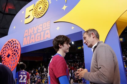 Iñaki Urdangarín habla con su hijo Pablo tras el encuentro de Liga Asobal entre el Barça y el Fraikin Granollers que conmemoró los 50 años del primer encuentro de balonmano en ese escenario, el 5 de marzo de 2022.