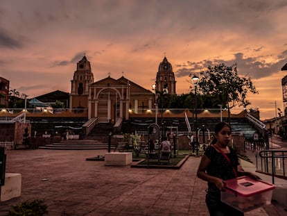 Personas transitan en la cabecera municipal de Ayutla de los Libres, Guerrero. Los habitantes del municipio de Ayutla elegirán a un consejo comunitario.