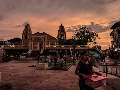 Personas transitan en la cabecera municipal de Ayutla de los Libres, Guerrero. Los habitantes del municipio de Ayutla elegirán a un consejo comunitario.