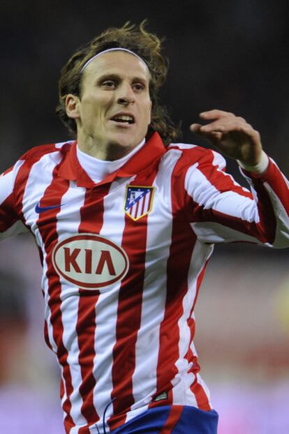 Forlán celebra su gol.