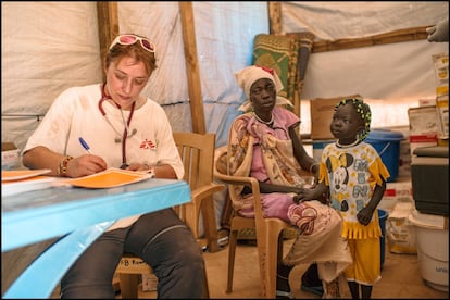 Un niño espera a ser vacunado en la clínica de MSF.