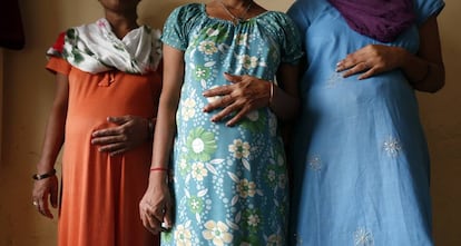 Mujeres que han cedido su cuerpo para gestar el hijo de otra pareja, en un centro de India.