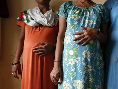 Mujeres que han cedido su cuerpo para gestar el hijo de otra pareja, en un centro de India.