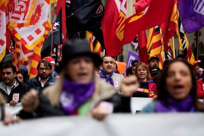 El secretario general de CCOO en Cataluña, Javier Pacheco (detrás d) y el secretario general de UGT en Cataluña, Camil Ros (detrás i) durante la manifestación del Primero de Mayo en Barcelona.