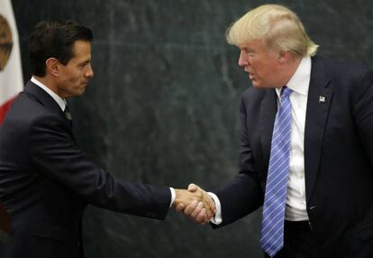 El presidente de M&eacute;xico, Enrique Pe&ntilde;a Nieto, saluda al candidato presidencial republicano, Donald Trump. 