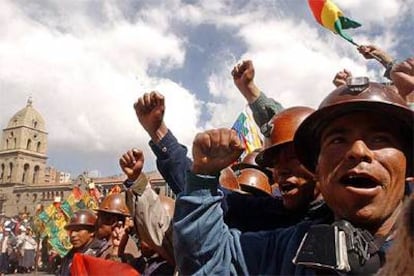 Mineros bolivianos piden a gritos la dimisión de los presidentes de la Cámara de Diputados y del Senado en La Paz.