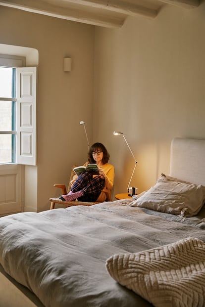 La escritora Mercedes Cebrián, una de las últimas autoras invitadas de 2023, lee en su habitación.