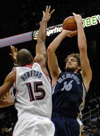 Gasol trata de anotar ante Horford.