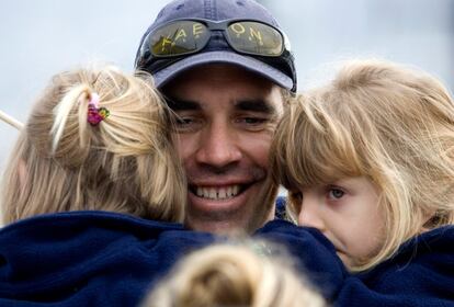 Banattyne se despide de su famila en Sanxenxo antes de iniciar con el Movistar su cuarta Volvo Ocean Race, en 2005.