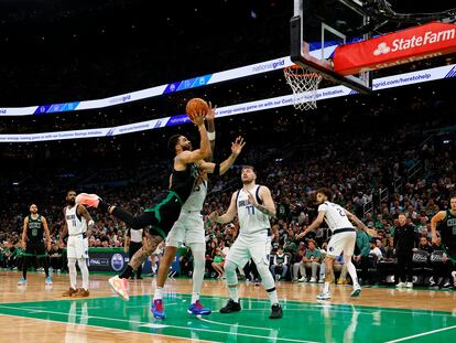 Jayson Tatum, de los Celtics de Boston, intenta encestar en una jugada del segundo partido de las finales, en el TD Garden de Boston.