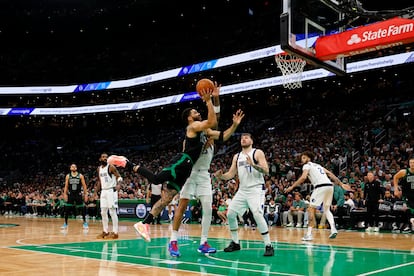 Jayson Tatum, de los Celtics de Boston, intenta encestar en una jugada del segundo partido de las finales, en el TD Garden de Boston.