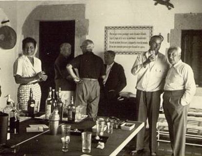 Des de la dreta: Gaziel, Josep Maria Cruzet, Josep Pla, Pere Sacrest, Casimir i Glòria, l'estiu del 1958 a casa de Sacrest.