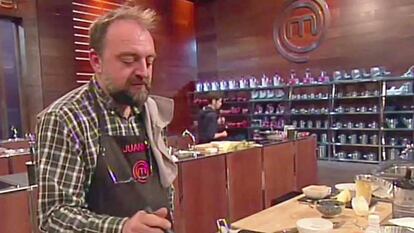 Un fotograma en el que Juanma Villar cocina en la primera temporada de 'MasterChef'.