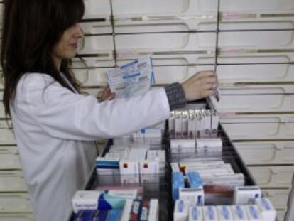 Una farmacéutica busca un medicamento en una farmacia de Madrid.