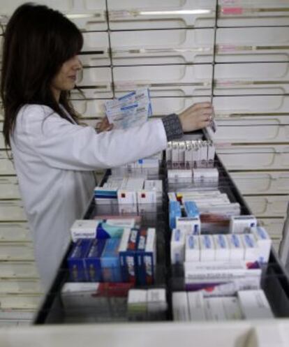 Una farmacéutica busca un medicamento en una farmacia de Madrid.