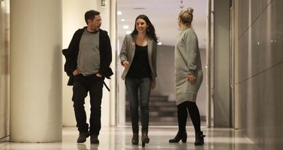 Irene Montero, portavoz adjunta de Podemos, junto a dos colaboradores en el Congreso.