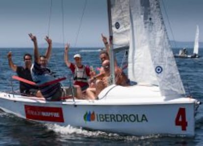 El equipo asesorado por el campeón olímpico Fernando Echávarri (primero de la izquierda) ganó la competición en la categoría Damm 5.5.