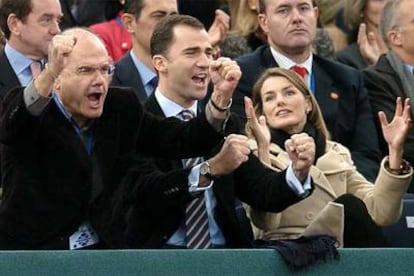 Manuel Chaves, el príncipe Felipe y doña Letizia saltan, alborozados, al consumarse el triunfo.