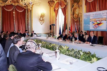Reunión de ministros del Interior de cinco países de la UE ayer en Florencia.