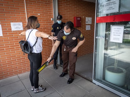 Acceso al centro de salud del barrio de La Coma de Paterna, con el control de metales y la policía como custodia, en una imagen tomada la pasada semana.