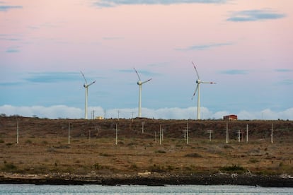 El parque eólico Baltra-Santa Cruz, en las Islas Galápagos.