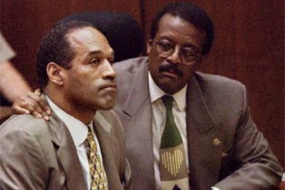 Johnnie Cochran, a la derecha, con O. J. Simpson, durante el juicio de éste.