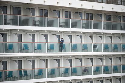 La jefa del Gobierno autónomo, Carrie Lam, ha anunciado la suspensión inmediata de operaciones de las dos terminales de cruceros de Hong Kong, así como la cuarentena obligatoria para todos los visitantes procedentes de China. "Estas medidas son estrictas", ha advertido. En la imagen, una pasajera con una máscara facial mira desde una cabina en el crucero 'World Dream'.