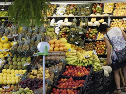 Espacio de fruta en un supermercado.