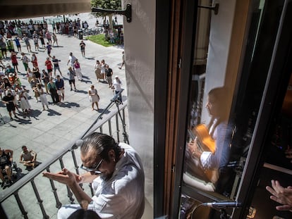 Balcón del Hotel La Perla con la actuación en directo del cantaor Potito y el guitarrista José del Tomate.