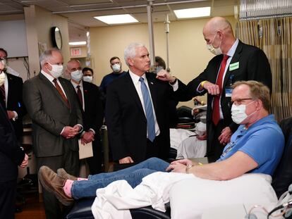 El vicepresidente Mike Pence en un hospital de Rochester, Minnesota, este martes.