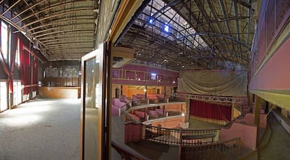 La sala del teatro Arnau y la barra del bar cerradas hace 16 años.