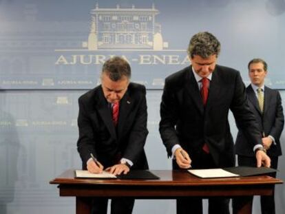 Iñigo Urkullu y Francisco J. Riberas firman este martes el acuerdo para crear el centro de formación.