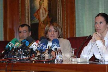 El jefe policial Rafael del Pozo, García Marcos y Regina Román, durante la comparecencia de ayer.