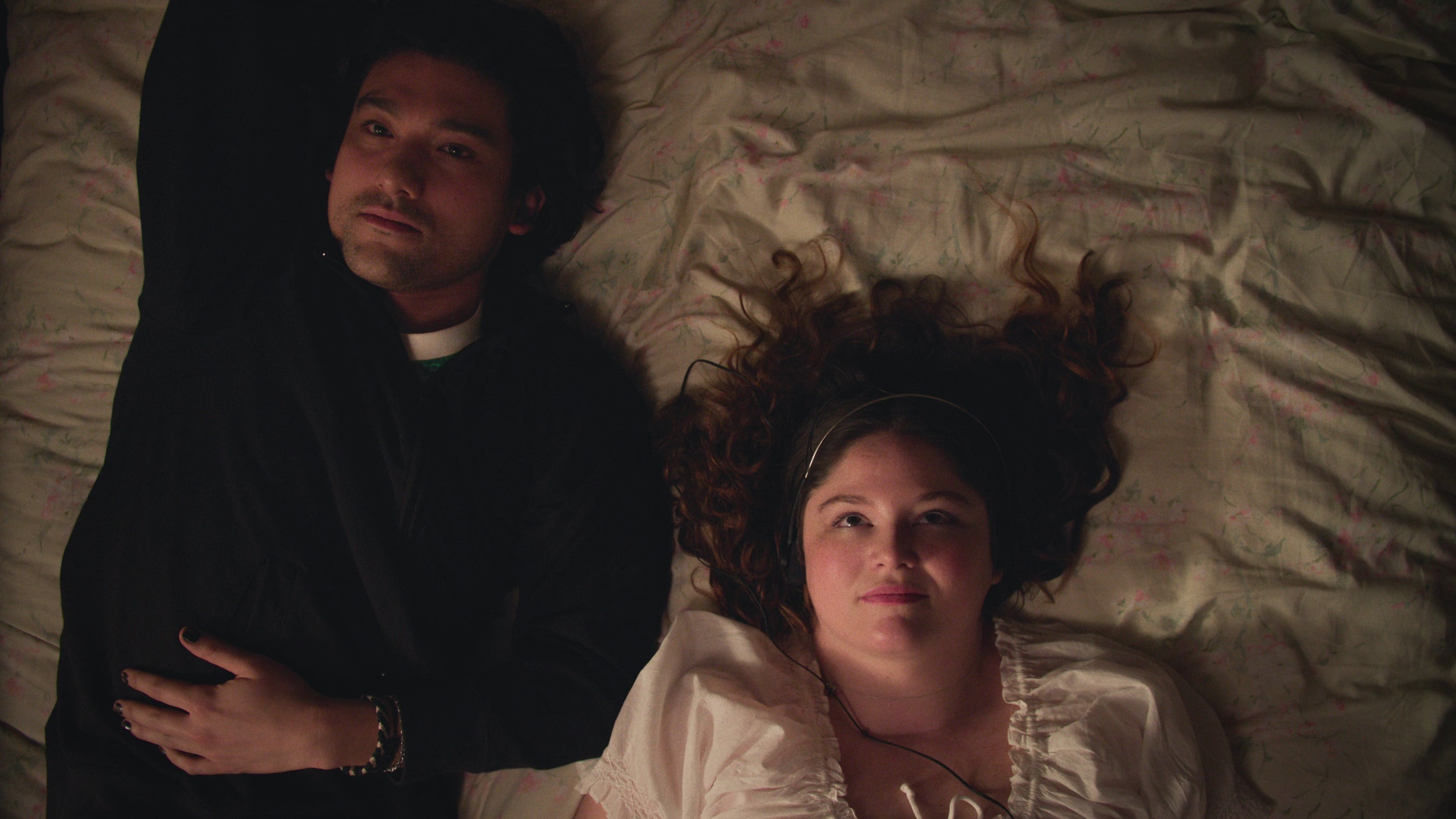 Will Sharpe y Meg Stalter, protagonistas de 'Sin medida'.