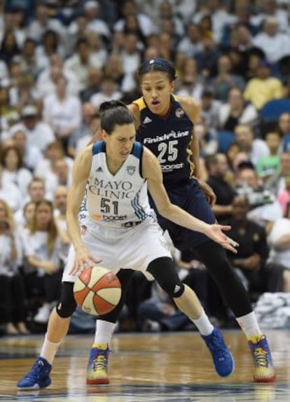 Marissa Coleman trata de arrebatarle el balón a Anna Cruz