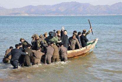 El líder norcoreano Kim Jong visita Wolnae, uno de los puntos de defensa de su país, 11 de marzo de 2013.