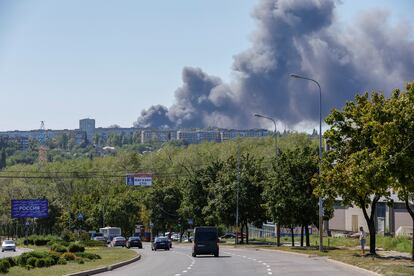 Vista de la columna de humo tras un bombardeo sobre el centro comercial Galaktika en Donetsk, este miércoles.