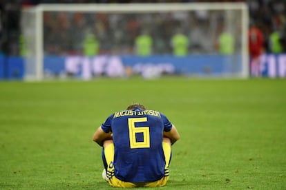 O zagueiro sueco Ludwig Augustinsson lamenta-se depois da derrota de sua seleção frente a Alemanha na fase de grupos da Copa do Mundo, em 23 de junho de 2018.