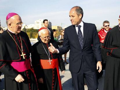 Desde la izquierda, los cardenales Osoro y Cañizares y el expresidente valenciano Camps.
