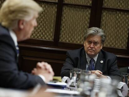 Steve Bannon com Donald Trump na Casa Branca em 31 de janeiro. 