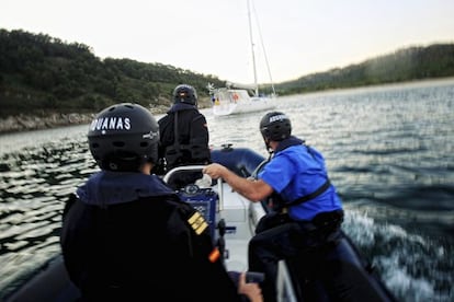 Agentes aduaneros abordan un barco sospechoso en la ría de Vigo en junio de 2011.