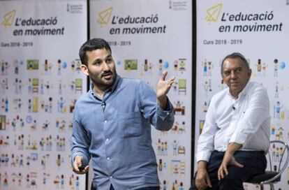 El consejero Vicent Marzà, en primer plano, y al fondo el secretario autonómico, Miguel Soler.