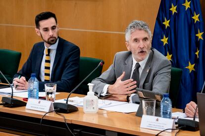 Fernando Grande-Marlaska, junto al secretario de Estado de Seguridad, Rafael Pérez, en la reunión celebrada este martes con responsables policiales para abordar el repunte de los asesinatos machistas.