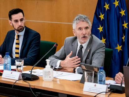 Fernando Grande-Marlaska, junto al secretario de Estado de Seguridad, Rafael Pérez, en la reunión celebrada este martes con responsables policiales para abordar el repunte de los asesinatos machistas.