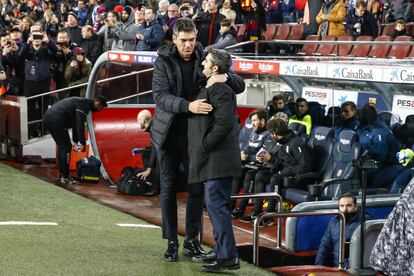 Ernesto Valverde y Mauricio Pellegrino se saludan antes del encuentro.