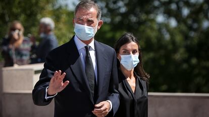 Los Reyes de España, Felipe de Borbón y Letizia Ortiz, este viernes, durante el entierro de Jaime Carvajal Hoyos en Madrid.